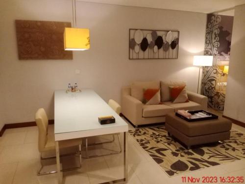 1 Bedroom Executive Suite apartment at The H Tower Kuningan Jakarta by Lorenso 휴식 공간