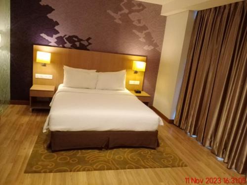 a bedroom with a large bed in a hotel room at 1 Bedroom Executive Suite apartment at The H Tower Kuningan Jakarta by Lorenso in Jakarta