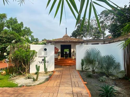 una casa con una puerta y una pasarela en Habitus - Mandrem en Mandrem