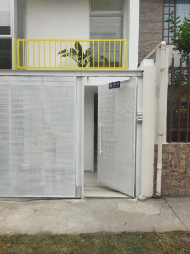 une porte de garage ouverte devant une maison dans l'établissement Suite 2a, à Loja