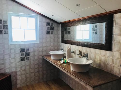 - Baño con 2 lavabos y 2 espejos en Villa Des Flots, en La Réunion
