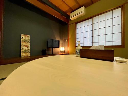 een grote kamer met een tafel en een televisie bij Yuzawa house in Yuzawa