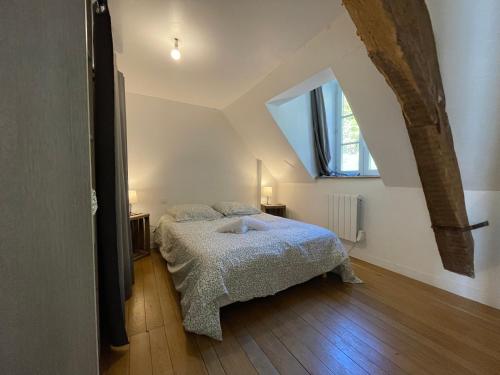 奧比松的住宿－Albuconis, Maison , 3 chambres petit garage vélo, moto，一间卧室设有一张床和一个大窗户