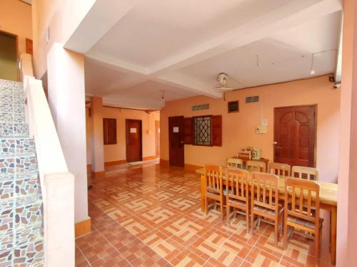 a dining room with a table and chairs at phoulisack guesthouse in Ban Sôphoun