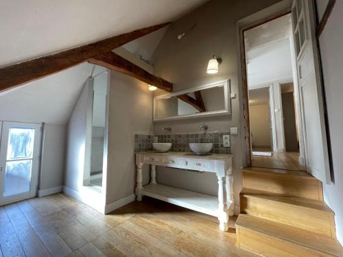 奧比松的住宿－Albuconis, Maison , 3 chambres petit garage vélo, moto，浴室设有2个盥洗盆,位于梳妆台和楼梯上。