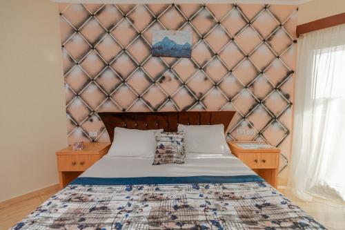 Andalusia Blue Beach Hurghada في الغردقة: غرفة نوم بسرير مع جدار كبير