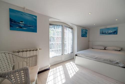 1 dormitorio con cama y ventana grande en Gite l'Ortal avec piscine & SPA, en Générargues