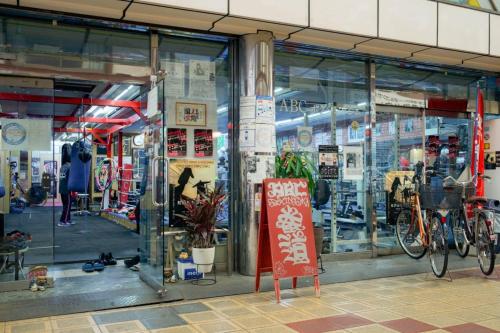 a store window with a sign in front of it at 8人可 貸切一軒家 USJ電車14分!海遊館3駅!なんば3駅!通天閣3駅!大阪城電車15分!京セラドーム徒歩15分! 赤ちゃん子ども歓迎!Mackey's House! in Osaka
