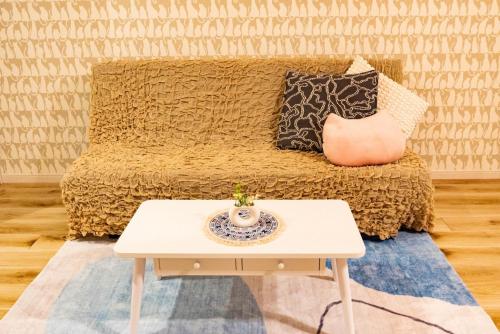 a living room with a couch and a table at 8人可 貸切一軒家 USJ電車14分!海遊館3駅!なんば3駅!通天閣3駅!大阪城電車15分!京セラドーム徒歩15分! 赤ちゃん子ども歓迎!Mackey's House! in Osaka