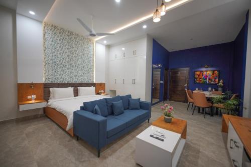 Habitación de hotel con cama y sofá azul en The Mark, en Islamabad