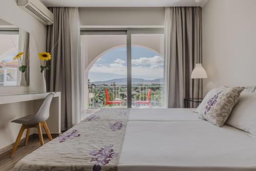 Ένα ή περισσότερα κρεβάτια σε δωμάτιο στο Sunrise Zante - Adults Only Hotel