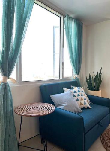 Χώρος καθιστικού στο 1BR Calyx Residences by Hooga Home 3minutes walk to Ayala Center Cebu