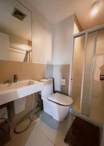 Ένα μπάνιο στο 1BR Calyx Residences by Hooga Home 3minutes walk to Ayala Center Cebu
