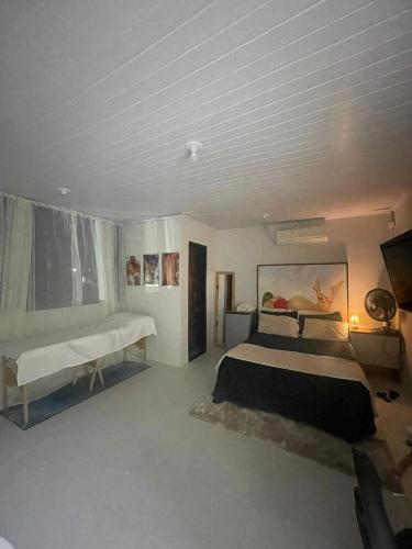 a large bedroom with a bed and a window at edf torres ferreira in Lauro de Freitas