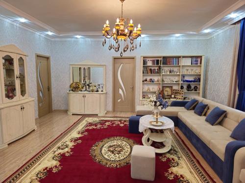 sala de estar con sofá y alfombra roja en Guesthouse - Family Hotel, en Bagdatʼi