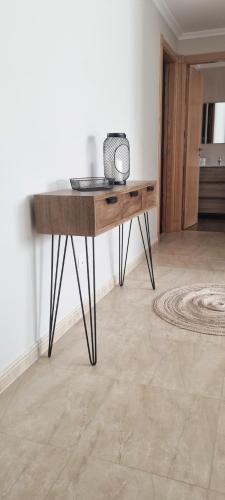 a wooden table with a radio on it in a room at Estudio en Villalonga in Pontevedra