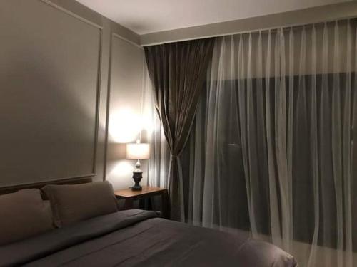 Säng eller sängar i ett rum på Hotel Sanset