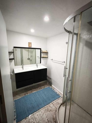 uma casa de banho com um lavatório e um espelho em Fare Kozy em Bora Bora