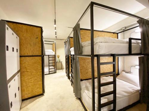 a room with a bunch of bunk beds in it at 薇薇青旅-嚞驫驛站 in Taichung