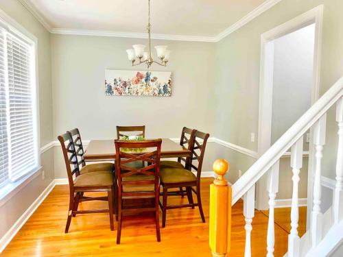 Gambar di galeri bagi COLA Lakeview Oasis - King Suite di Columbia