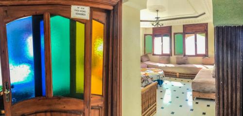 een woonkamer met kleurrijke muren en een deur bij Blue Beach Apartments in Taghazout