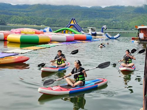 a group of people kayaking on a body of water at เดอะวอเตอร์ปาร์ครีสอร์ท- The Water Park Resort in Ban Laem Mong Khoi