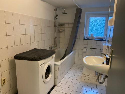 a bathroom with a washing machine and a sink at Hannover-Ronnenberg EG in Ronnenberg