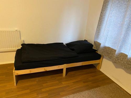 Hannover-Ronnenberg EG في رُنينبيرغ: سرير عليه وسائد سوداء في الغرفة
