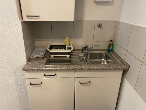 a small kitchen with a sink and a counter top at Hannover-Ronnenberg EG in Ronnenberg