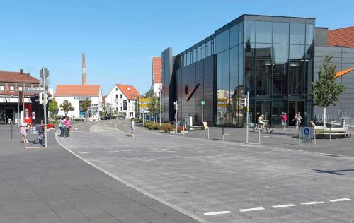 a street in a city with people riding bikes at Apartment Metzingen Outlet City Business Zentral Modern in Metzingen
