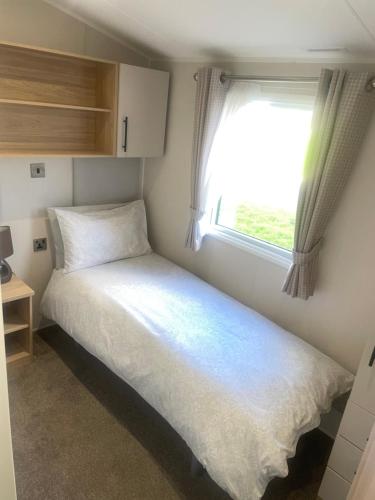 Giường trong phòng chung tại Charming 2-Bed Chalet in Tuxford
