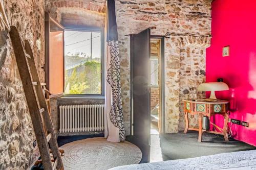 een kamer met een rode kamer met een tafel en een raam bij Antoniana in La Spezia