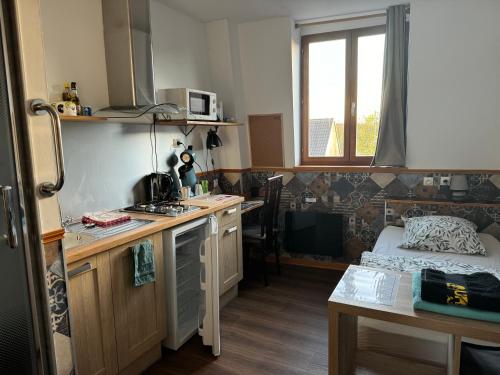 - une petite cuisine avec un lit dans une chambre dans l'établissement LAETITIA ET CLAUDE, à Lille