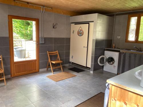 une cuisine avec une machine à laver et un lave-linge dans l'établissement POD Découverte logement suédois, à Chazelles