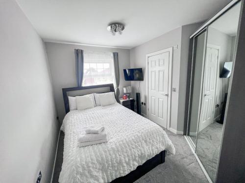 a bedroom with a white bed and a mirror at 2 Double Bedroom Apartment in Edgware, London in Edgware