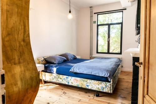 a bedroom with a bed and a window at Hullehuis in Lotenhulle
