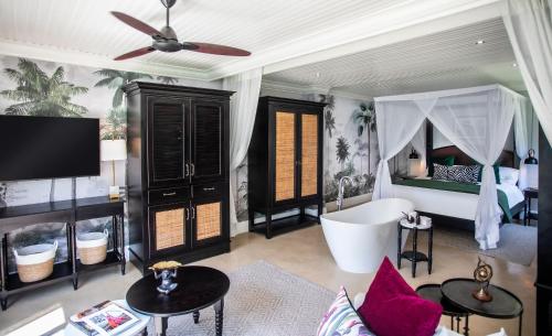 Μια τηλεόραση ή/και κέντρο ψυχαγωγίας στο Royal Livingstone Hotel by Anantara