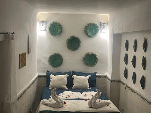 um quarto com uma cama com cabeças de animais na parede em Riad Gaya em Marrakech