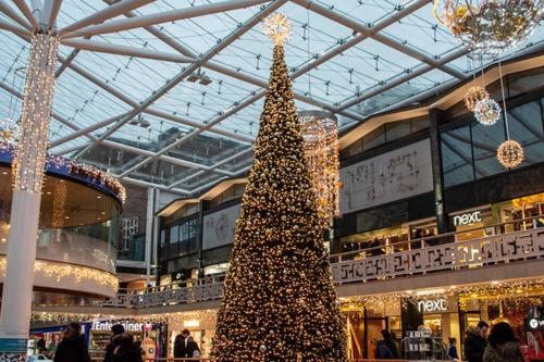 a christmas tree in the middle of a shopping mall at Deluxe Studio: Studio Suite 10 in Parkside