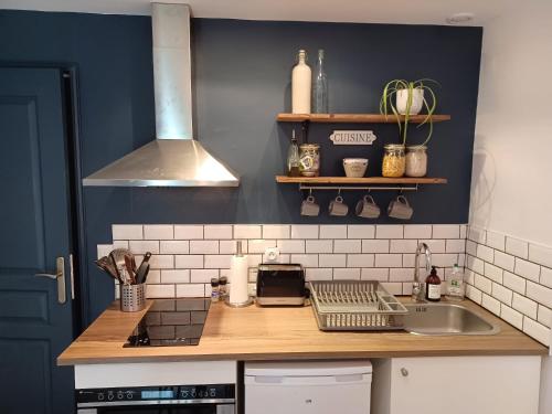 une cuisine avec un évier et un plan de travail dans l'établissement Studio privé avec terrasse entrée indépendante, à Saint-Nazaire