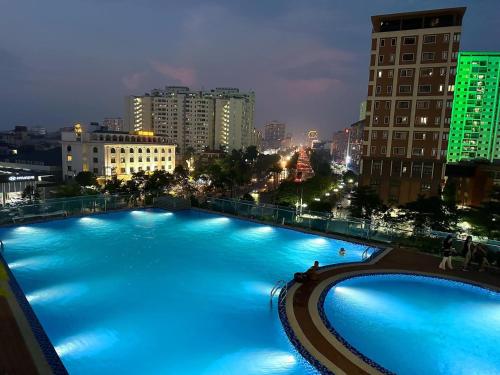 Bazén v ubytování Serviced apartment with pool- Greenpearl Bắc Ninh nebo v jeho okolí
