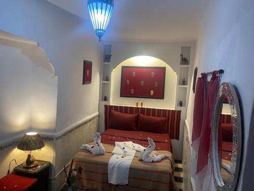 - une chambre avec un lit avec 2 lapins dans l'établissement Riad Gaya, à Marrakech