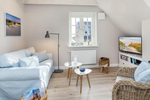 a living room with a couch and a tv at Moin Moin in List