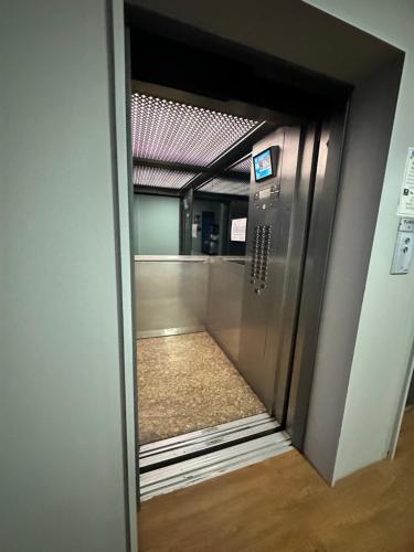 una puerta de ascensor abierta en un tren subterráneo en Estudio Dreams alicante, en Alicante