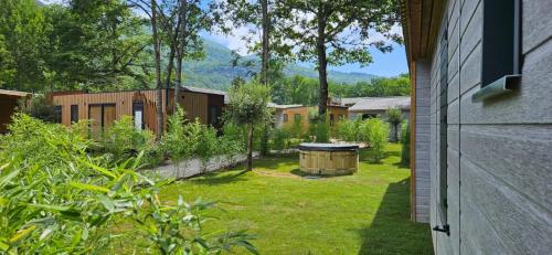 vistas a un patio con árboles y edificios en Camping La Marmotte en Savignac-les-Ormeaux