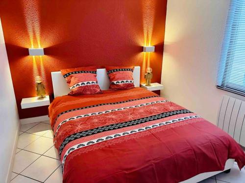的住宿－NEW : Le Terracotta proche Metz，一张红色的床,位于带两盏灯的房间