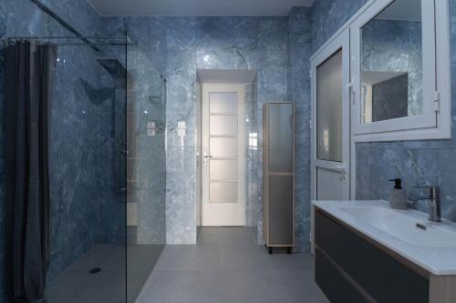 y baño con lavabo y ducha acristalada. en Athens Luxuery 3BR, en Atenas