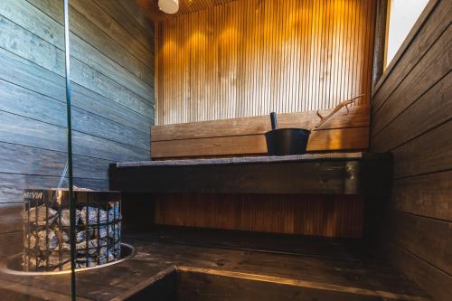 una sauna con parete in legno e finestra di Levi Sky Igloo a Kittilä