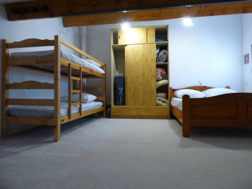 Zimmer mit 2 Etagenbetten und einem Schrank in der Unterkunft FINETTE in Gruissan