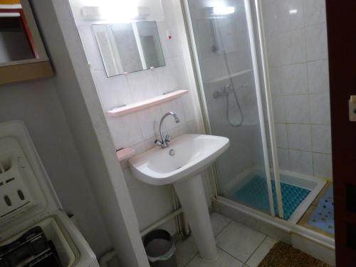 une petite salle de bain avec un lavabo et une douche dans l'établissement FINETTE 4A 2E 1BB Park, à Gruissan